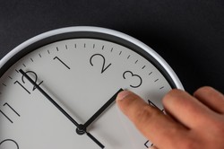 Koniec ze zmianą czasu – co nas czeka? Latem poranki zaczynać się będą o godzinie 3 lub zimą o godzinie 9