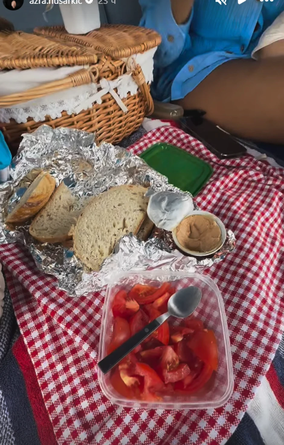 Azra uživa sa porodicom na plaži 