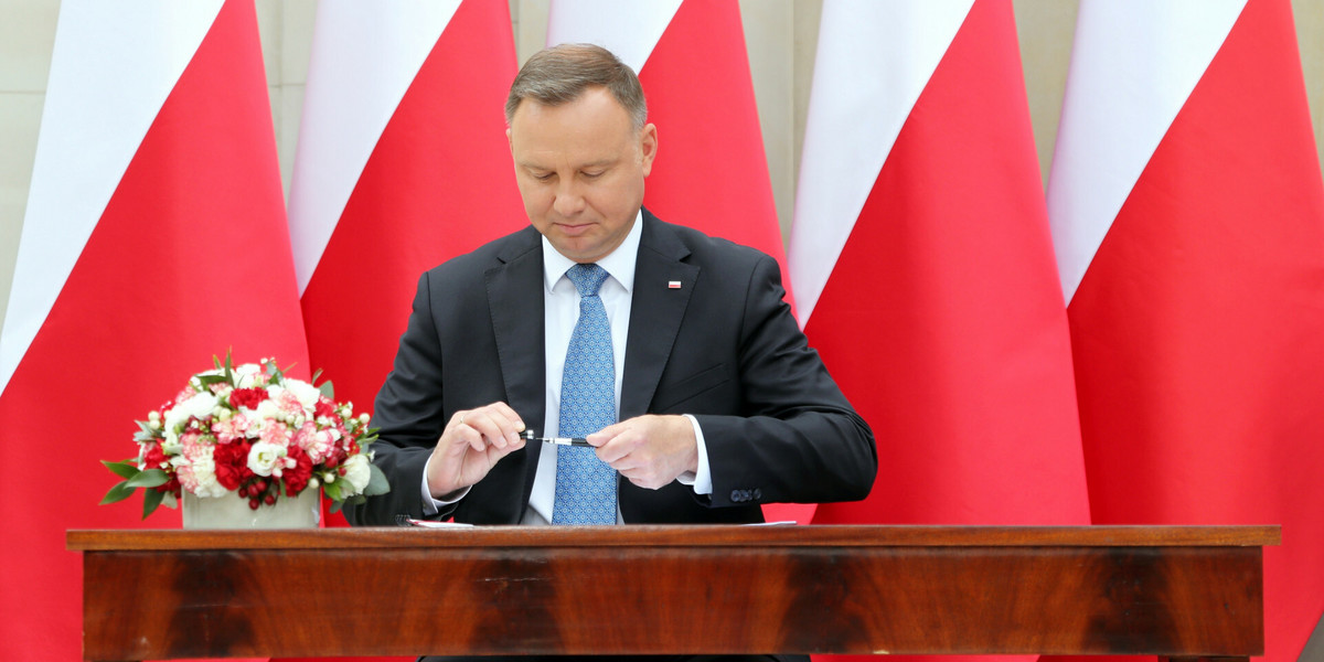 Podpisana przez prezydenta Andrzej Dudę ustawa zakazuje łączenia przez parlamentarzystów i samorządowców mandatu z pracą w instytucjach i spółkach państwowych.