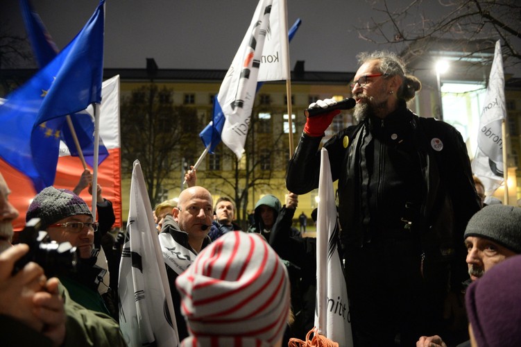 Lider KOD Mateusz Kijowski podczas protestu przed Kancelarią Prezesa Rady Ministrów