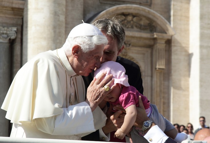 Papież Benedykt XVI ustępuje