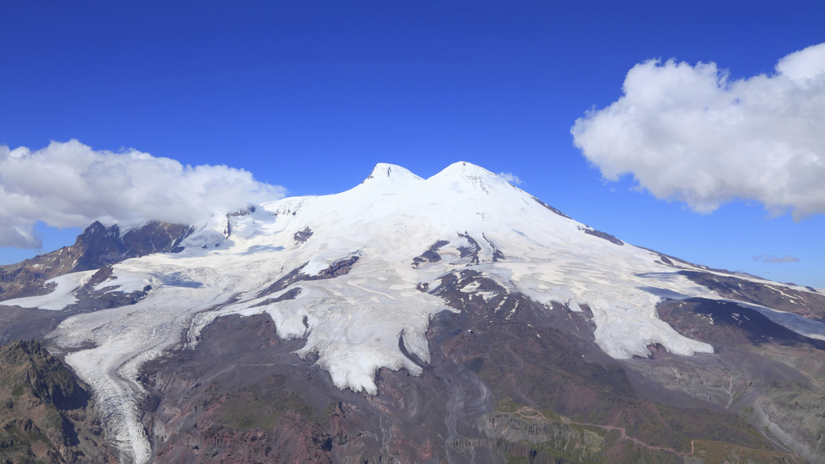 Ratownicy, którzy poszukują zaginionych 9 marca alpinistów - Polaka i Irańczyka - dostrzegli  podczas oblotu Elbrusu obiekt, który przypomina ciało człowieka - pisze agencja ITAR-TASS.