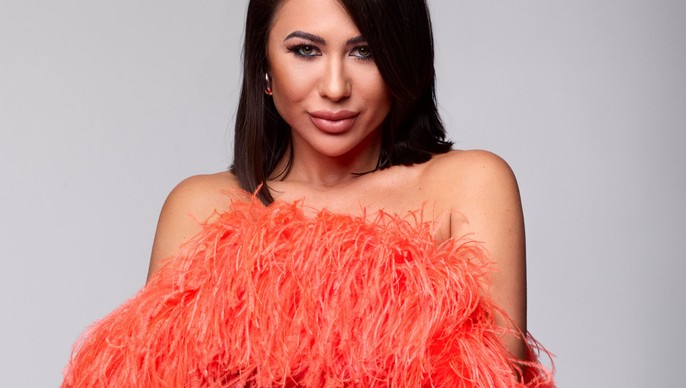 Rémisztően szexi: kamerák előtt tekeredett egy kígyó Megyeri Csilla nyakára, így reagált a dögös műsorvezető - videó