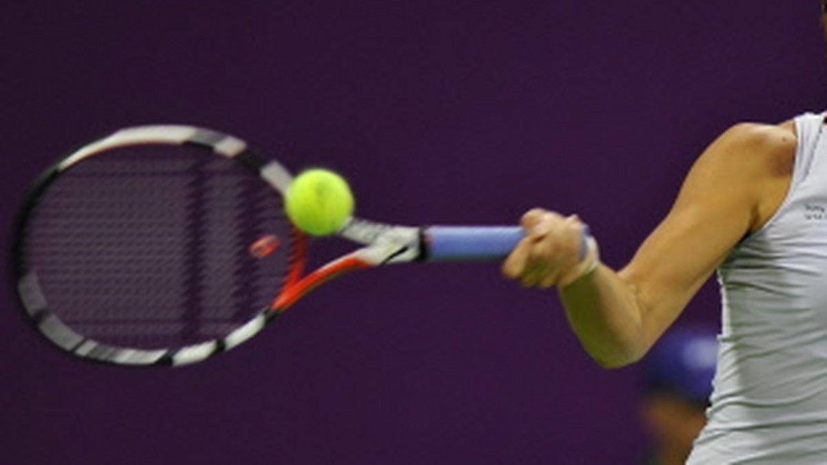 Rosjanka Dinara Safina pokonała rozstawioną z numerem czwartym Australijkę Samanthę Stosur 7:6(2), 6:4 w trzeciej rundzie turnieju tenisowego WTA na twardych kortach w Indian Wells (z pulą nagród 4,5 miliona dolarów).