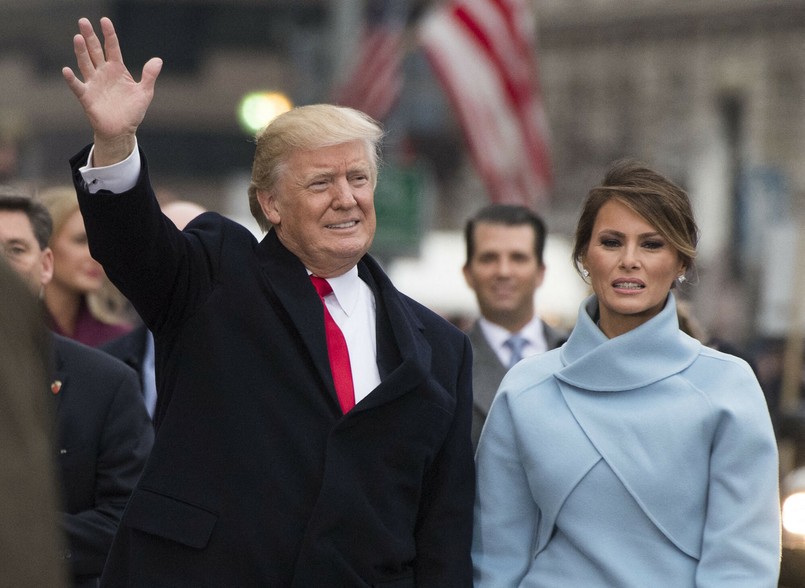 Melania Trump u boku Donalda Trumpa podczas uroczystości zaprzysiężenia na prezydenta w 2017 r.