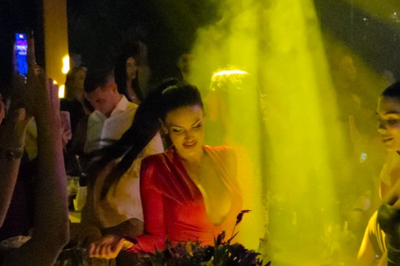 (VIDEO) BIVŠA ŽENA SIMONA KARIĆA POSLE DUŽE VREMENA U JAVNOSTI Tamara u crvenoj haljini sa ultra dubokim dekolteom žari i pali u noćnom klubu: Svi pogledi uprti u nju