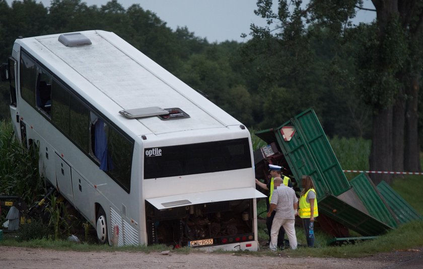 Groźny wypadek pod Łodzią. Autokar zderzył się z ciągnikiem