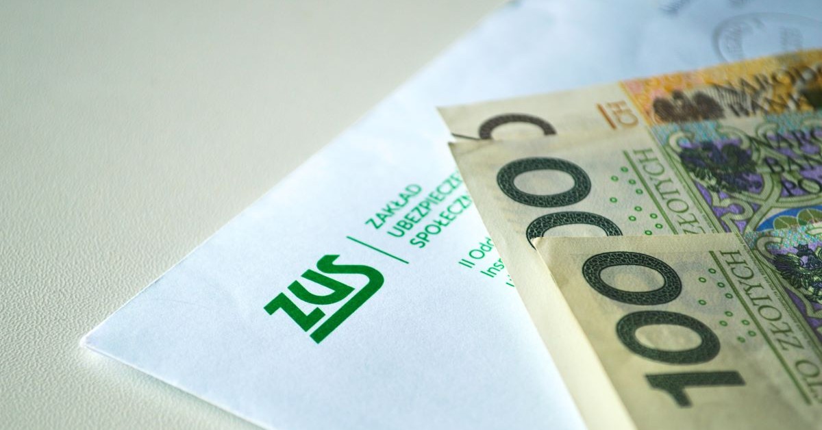 Jak wyjść z zadłużenia w ZUS bez komornika? Możliwa spłata na raty a choćby umorzenie