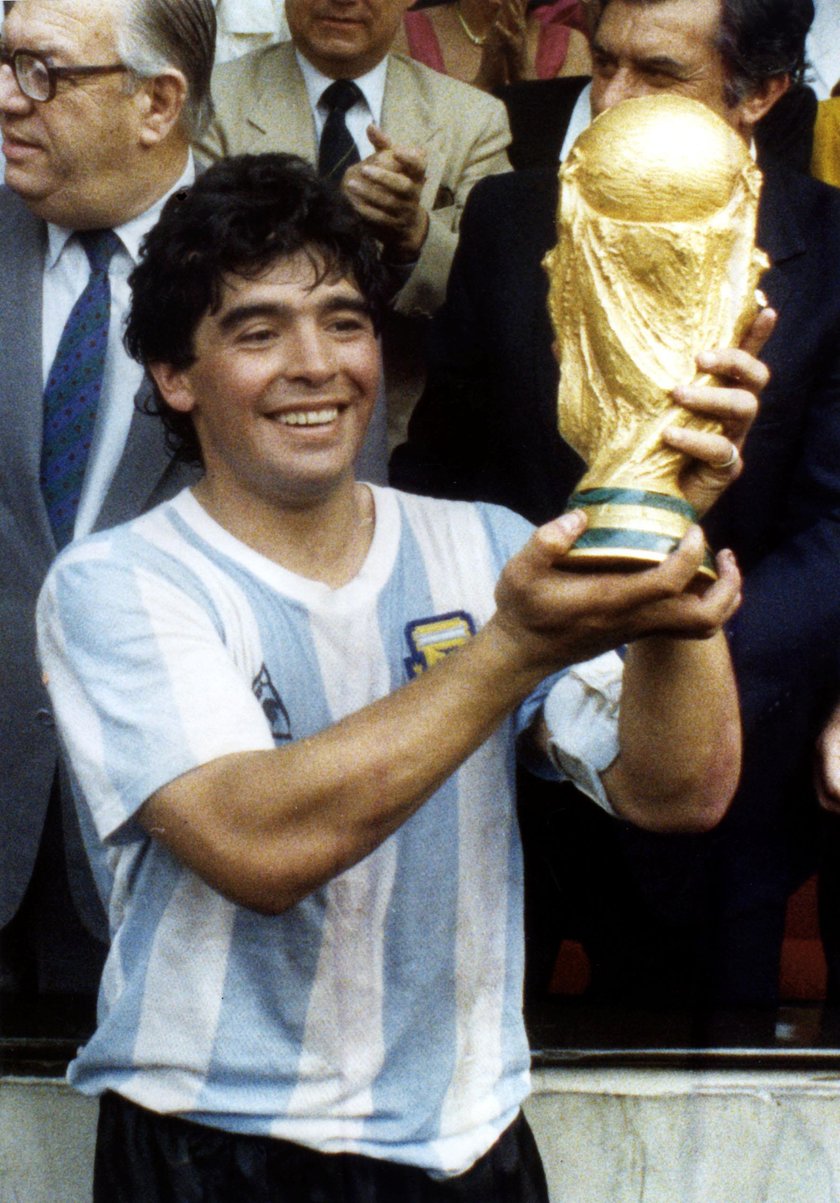 Der argentinische Spielregisseur Diego Maradona zeigt bei der Siegerehrung...