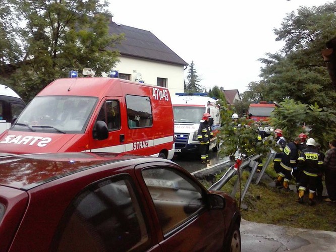 Samochód rozbity na pechowym zakręcie