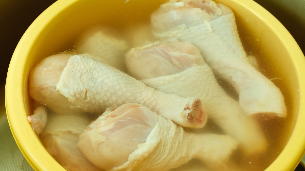 Kako da piletina bude sigurnija i zdravija: Potopite je u ovaj rastvor pre pripreme