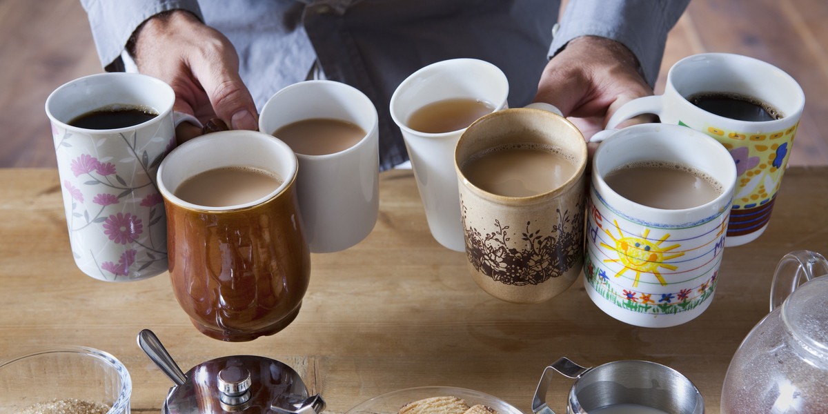 Ludzie, którzy pili od dwóch do trzech kaw, od trzech do pięciu filiżanek herbaty lub obydwa te napoje, cechowali się najniższym ryzykiem demencji, lub udaru mózgu spośród wszystkich grup konsumpcyjnych. Tak wynika z badania.