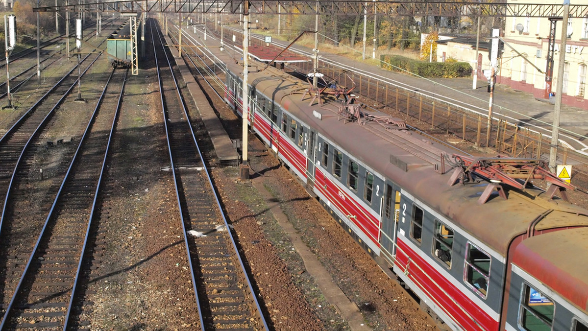 Po 10 latach remontów linii kolejowej między Łodzią a Warszawą, podróżni mogą odetchnąć – do stolicy dojedziemy już w niecałe 70 minut.