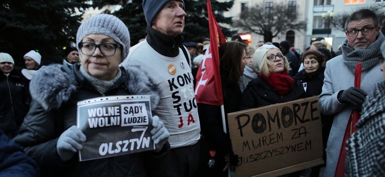 Solidarni z Juszczyszynem. Manifestacja przed olsztyńskim sądem