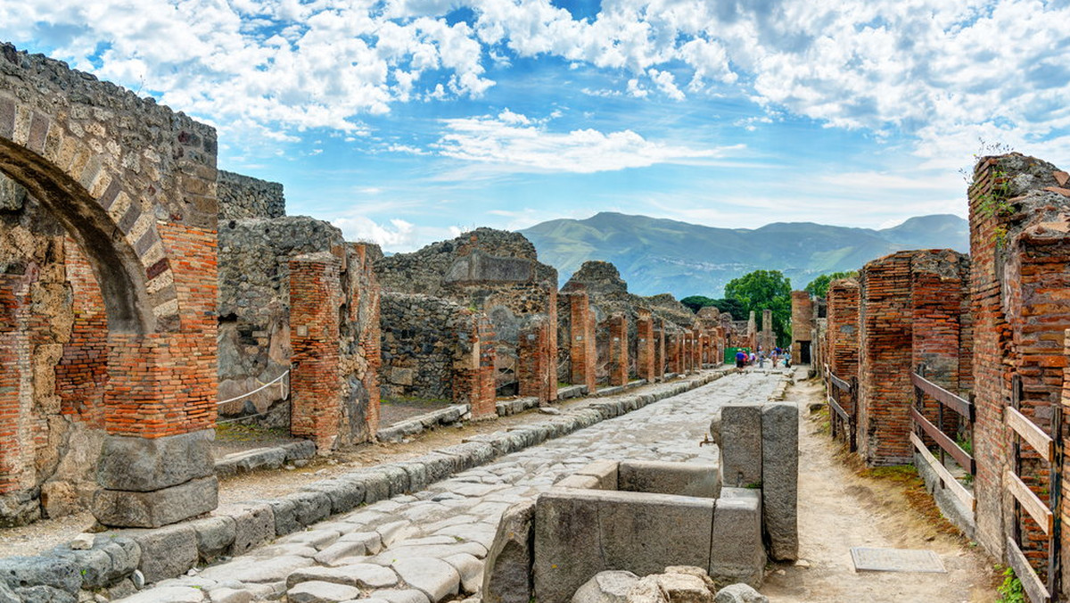 Nocne zwiedzanie sugestywnie oświetlonych Pompejów- to atrakcja przygotowana latem dla turystów na słynnym terenie archeologicznym na południu Włoch. Zakończono tam renowację 64 z 76 miejsc w ramach wielkiego projektu konserwacji zabytków starożytności.