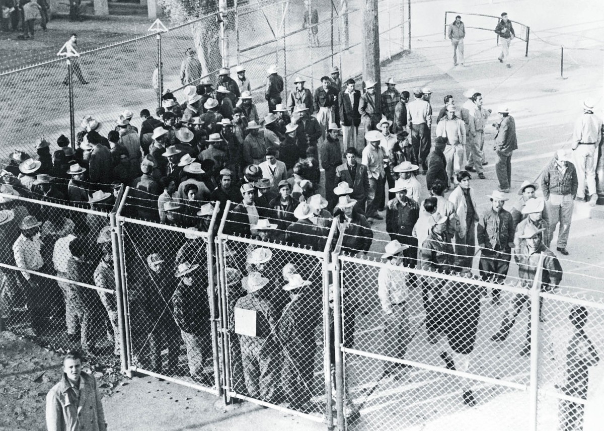 Meksykańscy migranci przetrzymywani na amerykańskiej granicy. Mexicali, 1954 r.