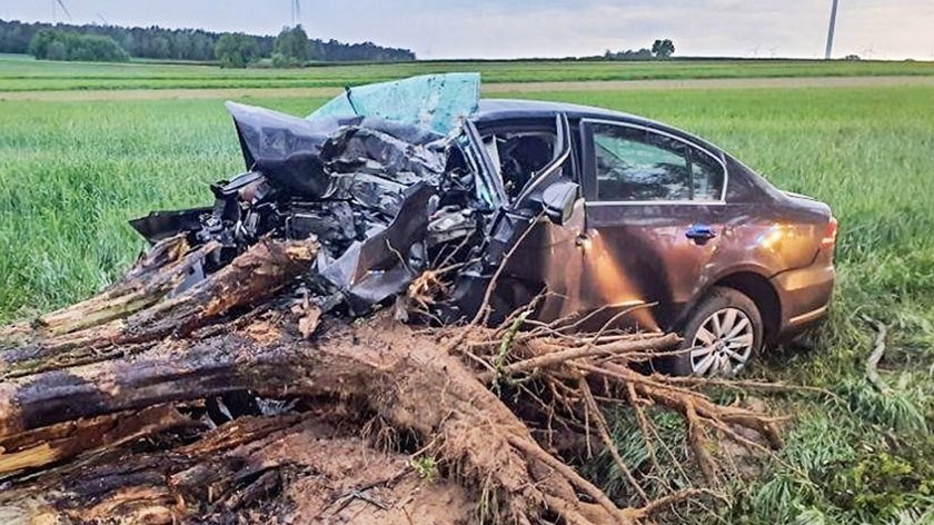 The death of the 28-year-old near Skierniewice. The car hit a tree with great strength