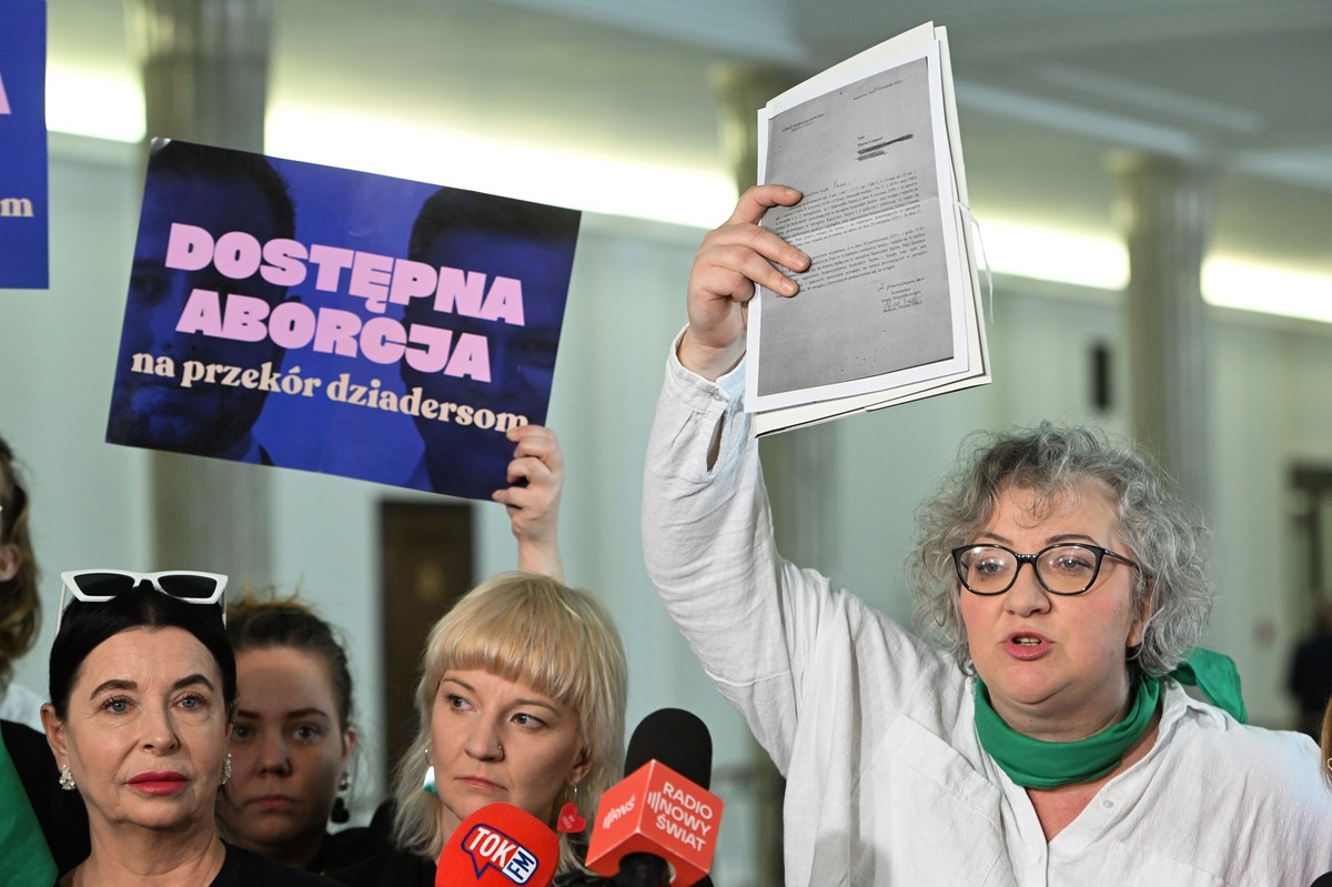 Jedna z liderek Ogólnopolskiego Strajku Kobiet Marta Lempart podczas wypowiedzi dla mediów w Sejmie w Warszawie.