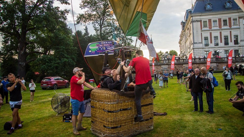 II Zawody Balonowe "In The Silesian Sky" - start balonów świtem z pszczyńskiego parku zamkowego - 25.06.2022 r. - autor: Andrzej Grynpeter