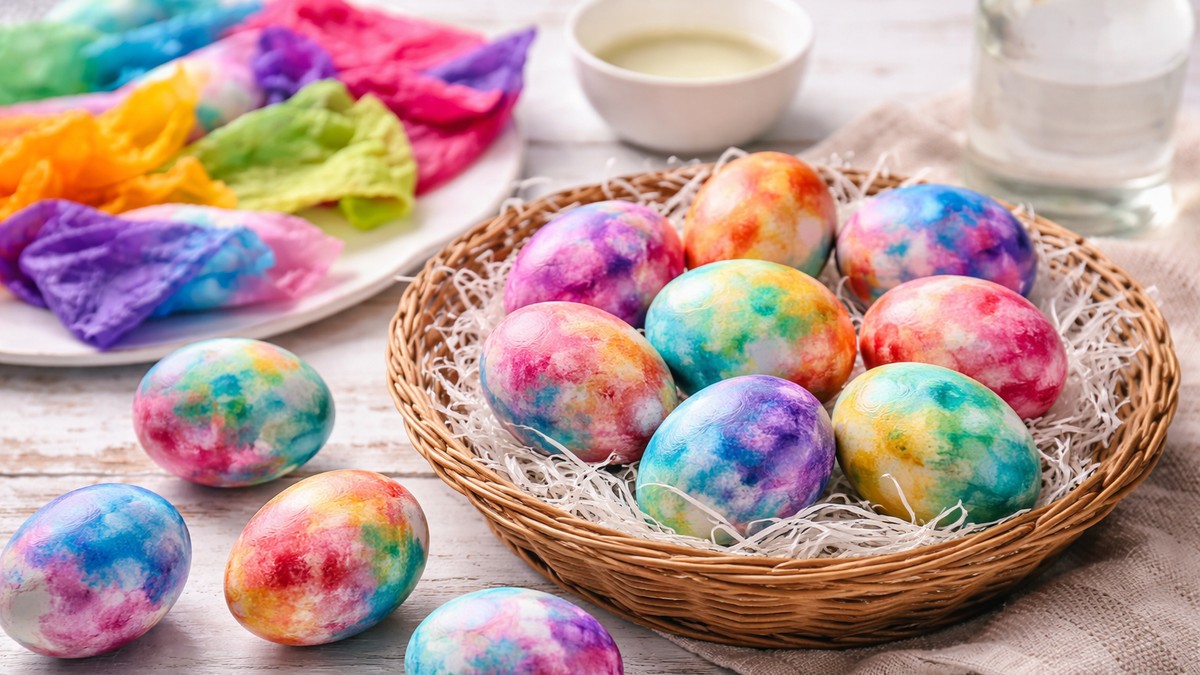 Farbanje jaja krep papirom je jednostavan i potpuno prirodan postupak, a dobićete magične šare