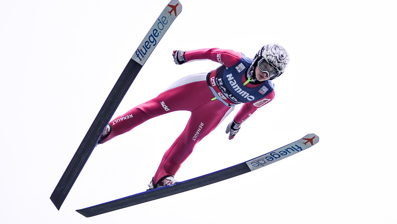Kinga Rajda zajęła 23. miejsce w niedzielnym konkursie Pucharu Świata w skokach narciarskich w rumuńskim Rasnovie. Zwyciężyła Norweżka Maren Lundby. To był jej 28. w karierze triumf w konkursie Pucharu Świata.