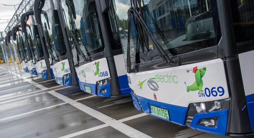 Każdy z autobusów może zmieścić 141 pasażerów, w tym 42 osoby na miejscach siedzących.