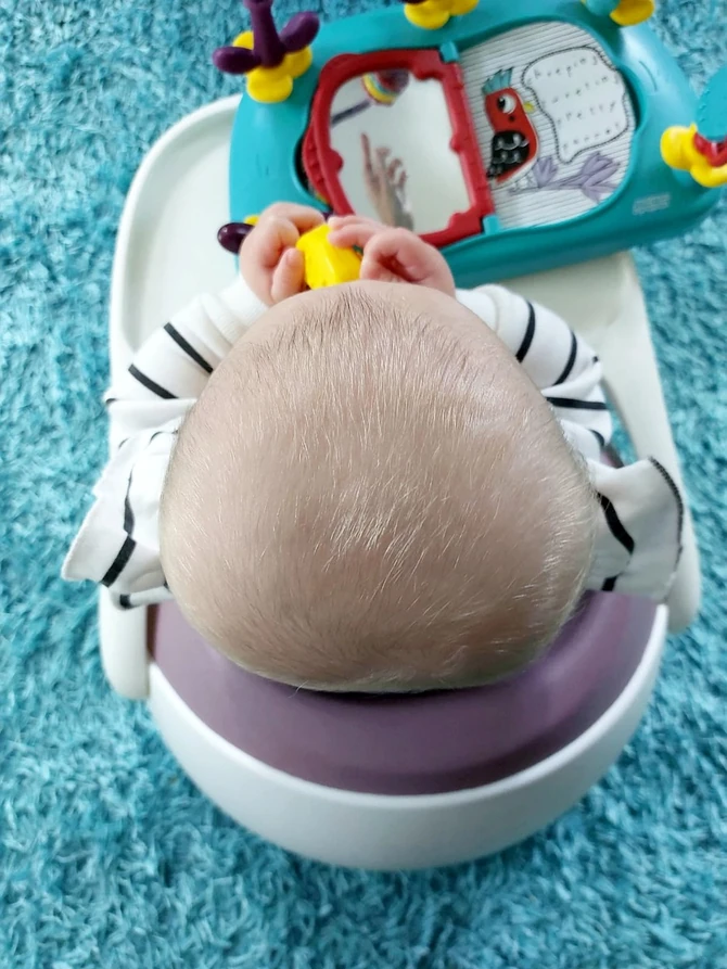 Bebe u Kini nose kacige za oblikovanje glave 