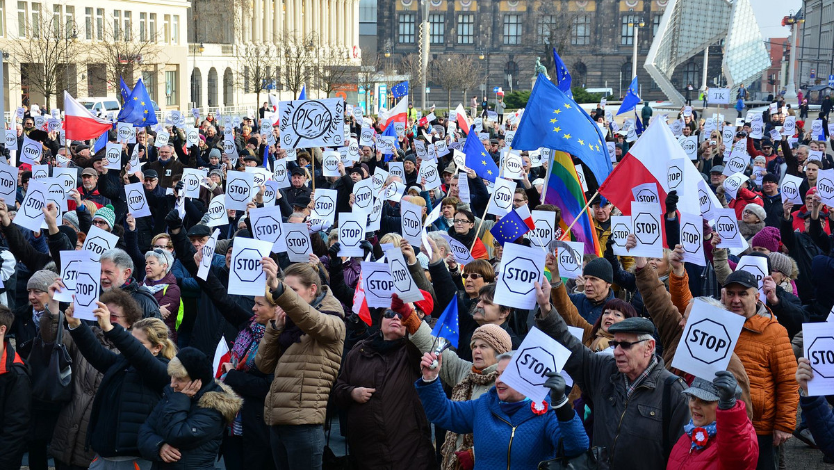 Kilkaset osób zgromadziła antyrządowa demonstracja na placu Wolności, tym razem przeciwko nowelizacji ustawy w sprawie zasad inwigilacji i "Małemu Bratu", Jarosławowi Kaczyńskiemu.