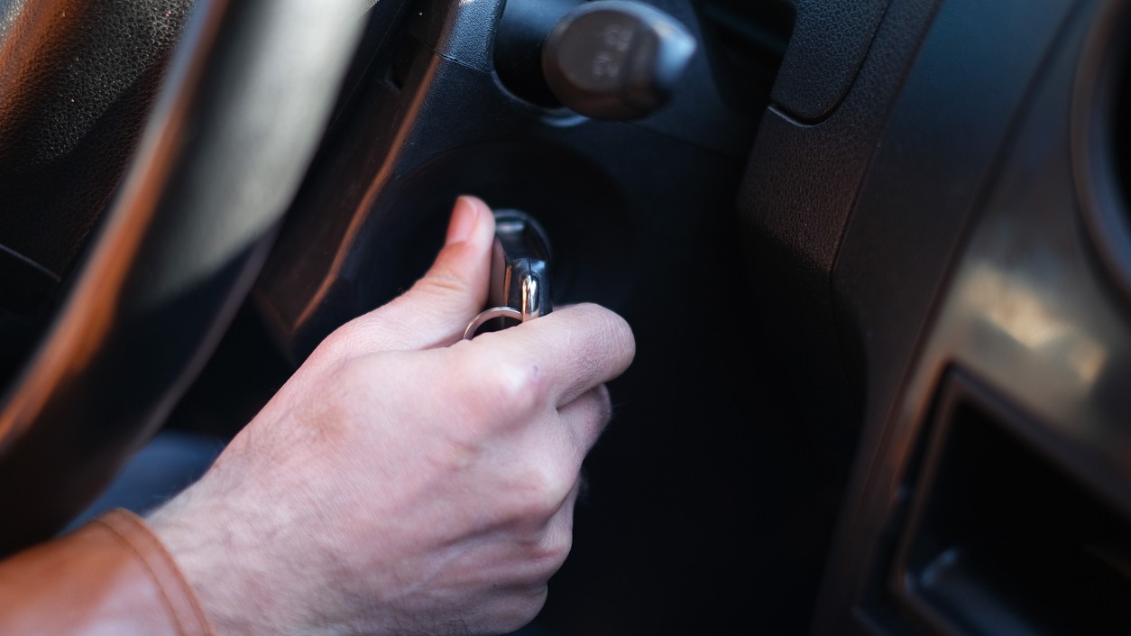 Pomalé otáčanie štartéra a slabšie svetlá signalizujú, že batéria stráca kapacitu. V zime sa tieto problémy prejavujú najčastejšie kvôli nízkym teplotám. 