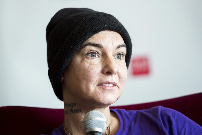 Sinéad O'Connor przepadła bez wieści dwa razy w ciągu ostatnich miesięcy. W listopadzie szukała jej irlandzka policja, bo rodzinie zostawiła pożegnalny list, a w przejmującym poście na Facebooku napisała, że przedawkowała. Udało się ją namierzyć w jednym z hoteli w Dublinie. W maju zniknęła znów – nie wracając z przejażdżki rowerowej. Po ponad 30-tu godzinach poszukiwań została odnaleziona w hotelu w Wilmette, przedmieściu Chocago, gdzie mieszka od początku tego roku.