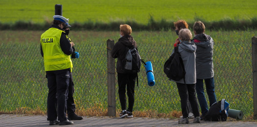 Policja zatrzymała łowicką Jaskółkę. Pielgrzymi idą na Jasną Górę