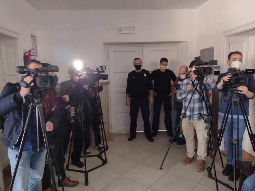 Brojne novinarske ekipe ispred sudnice u kojoj se Malčanskom berberinu izriče presuda