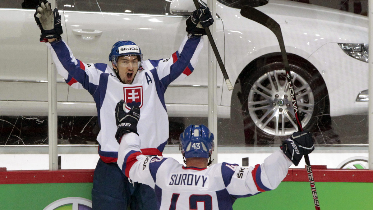 Reprezentacja Kanady przegrała po świetnym meczu ze Słowacją 3:4 (1:2, 2:0, 0:2) w pierwszym meczu ćwierćfinałowym LXXVI Mistrzostw Świata Elity w Hokeju na Lodzie 2012. Decydującego o awansie do półfinału gola Słowacy strzelili na dwie minuty przed końcem spotkania.