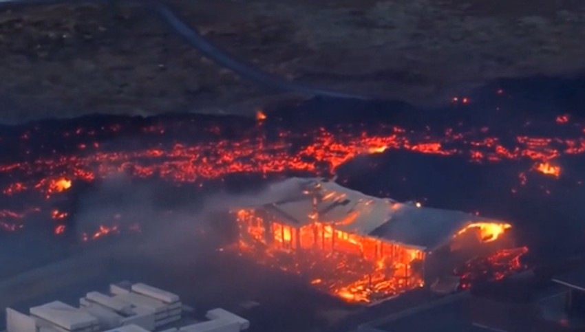 Lava koja guta naselje