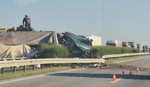 Šleper se prevrnuo na auto-putu Subotica-Novi Sad, kod petlje Vrbas