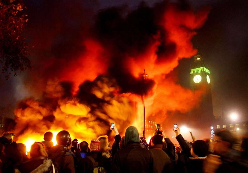 Studenci biją się z policją, atakują auto księcia Karola Foty