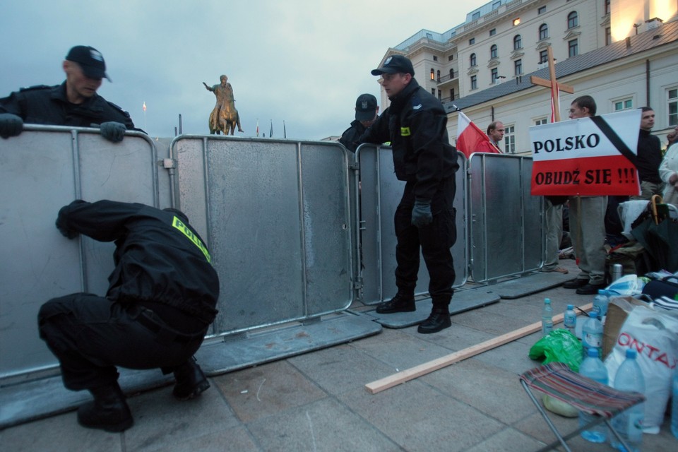 WARSZAWA PAŁAC PREZYDENCKI KRZYŻ BARIERKI