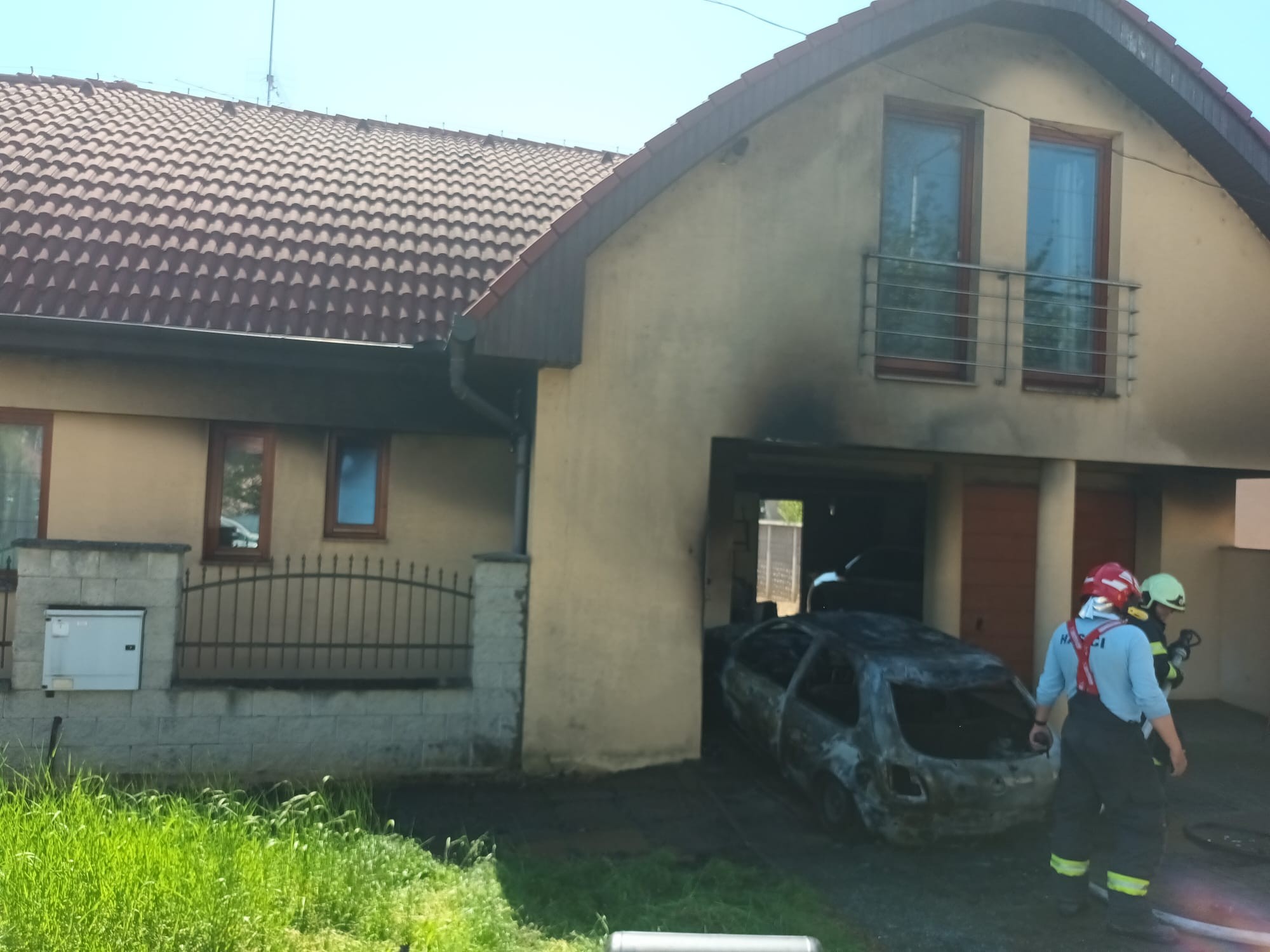 V Leviciach sa pri požiari auta zranili dve osoby. 