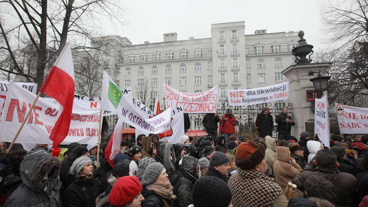 W manifestacji przed Ministerstwem Sprawiedliwości w Warszawie bierze udział ok. tysiąca osób z Mazowsza i całej Polski - podaje Radio dla Ciebie.