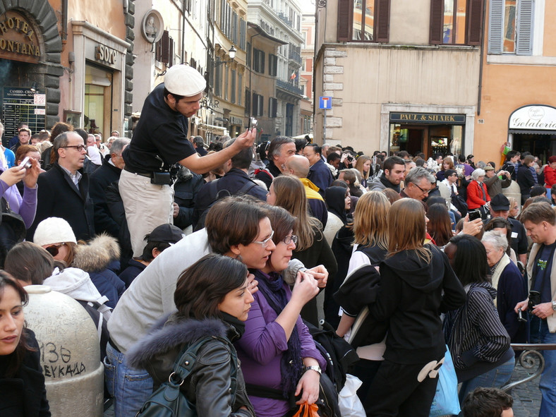 Tłum turystów pod fontanną di Trevi w Rzymie