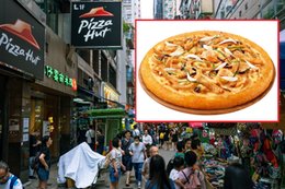 Pizza z wężem to nowy przysmak w Pizza Hut w Hongkongu. Zamiast bazy pomidorowej sos z uchowca