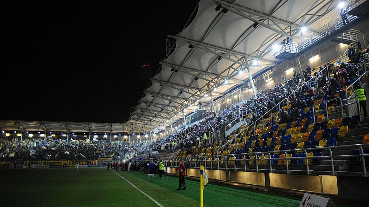 W dwóch piątkowych meczach nad stadionami nagle zapadły ciemności. Powód? Awaria oświetlenia. - Tego jeszcze w historii naszej ligi nie było - mówi rzecznik Ekstraklasa SA i dodaje: - Nie można zagwarantować, że takie sytuacje się nie powtórzą.