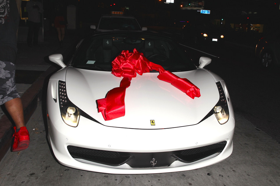 Kylie Jenner dostała na urodziny Ferrari! Auto jest warte 320 tys. dolarów