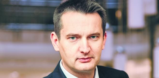<strong>Miejsce 35. Mariusz Zawisza, prezes Polskiego Górnictwa Naftowego i Gazownictwa</strong> 
<br /><br />
Dla szefa gazowniczego koncernu miniony rok był wyjątkowo pracowity. Po pierwsze – PGNiG pod koniec roku przedstawiło nową strategię rozwoju na lata 2014–2022. Zakłada ona m.in., że firma będzie kupować zagraniczne złoża ropy i gazu, i że przeznaczy w tym czasie na różnego typu inwestycje 40–50 mld zł. Ten program wpisuje się w nową strategię bezpieczeństwa energetycznego kraju. Po drugie – Zawisza rozwiązał problem wynikający z opóźnień przy budowie gazoportu w Świnoujściu: uzgodnił z koncernem Qatargas nowe zasady dostaw błękitnego paliwa do Polski. Po trzecie – zdecydował się walczyć z Gazpromem przed arbitrażem w Sztokholmie o tańszy gaz dla Polski. (bam)<br /><br />