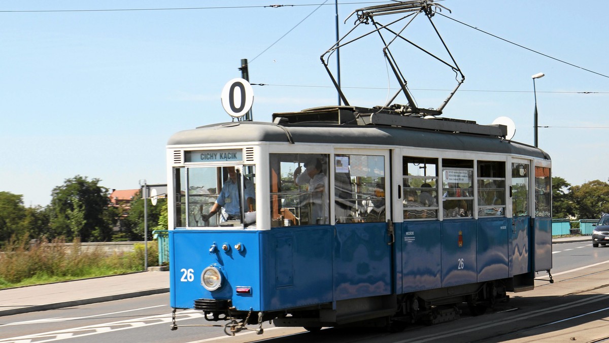 Specjalna tramwajowa linia muzealna obsługiwana historycznym taborem będzie kursować po Krakowie dłużej niż pierwotnie zakładano - do 16 września. Według wcześniejszych planów ostatni w tym roku kurs miał odbyć się 2 września.