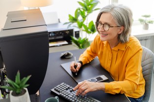 Niedoceniani 50-latkowie. Firmy tracą miliony przez stereotypy