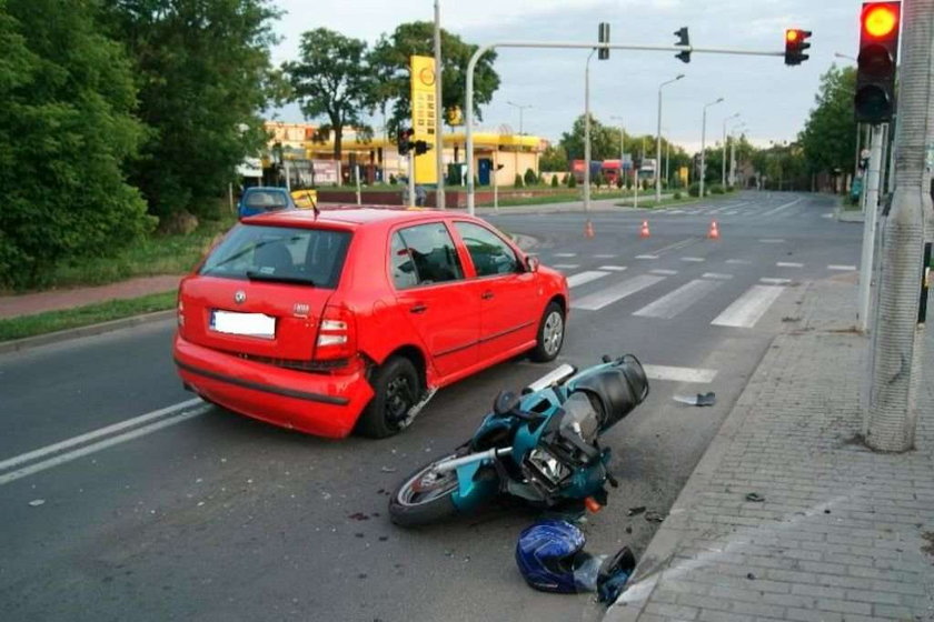 Motocyklista nie wyhamował i walnął w...