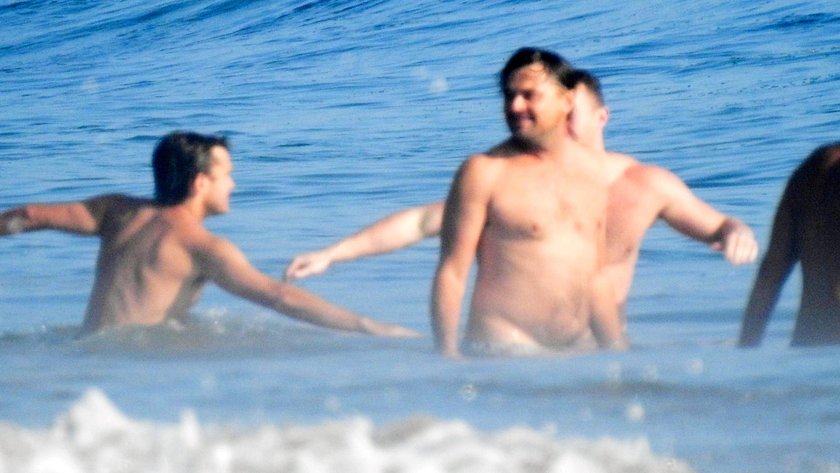 DiCaprio wylegiwał się na plaży z kumplami.