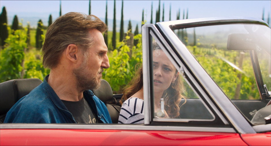 Liam Neeson i Valeria Bilello w scenie z filmu "Włoskie wakacje"