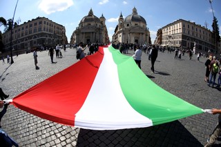 Koniec godziny policyjnej we Francji i we Włoszech. Tak Europa znosi restrykcje